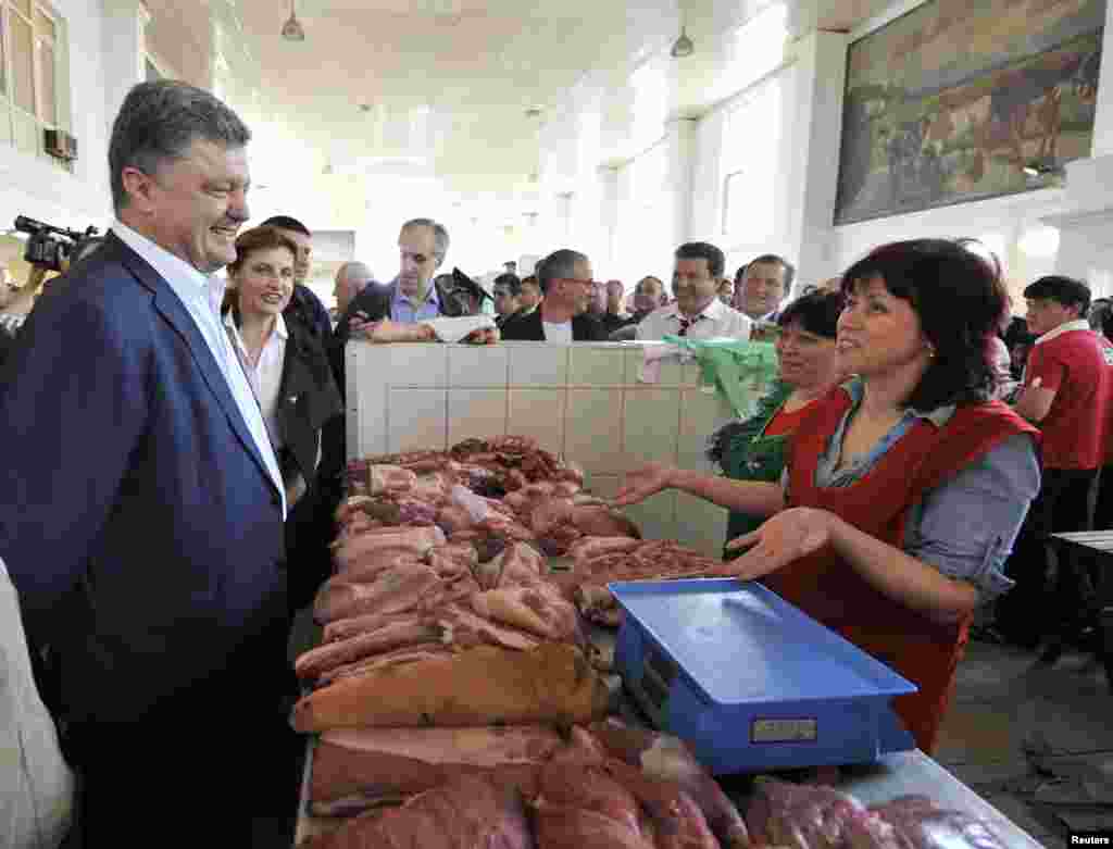 Ukrainian businessman, politician and presidential candidate Petro Poroshenko (left) meets supporters during his election campaign, in Odessa, May 21, 2014.