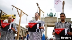 İran'da idam cezalarını protesto edenler