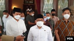 Ketua Umum PKB, Muhaimin Iskandar ( baju putih peci hitam- tengah) menemui Walikota Solo yang juga putra sulung Presiden Jokowi, Gibran Rakabuming Raka (kanan- baju batik), akhir Maret lalu. (Foto: VOA/ Yudha Satriawan)