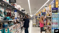 Khách hàng đang mua sắm ở một siêu thị Walmart. Niềm tin người tiêu dùng tăng cao là một yếu tố thúc đẩy kinh tế Mỹ tăng trưởng nhanh