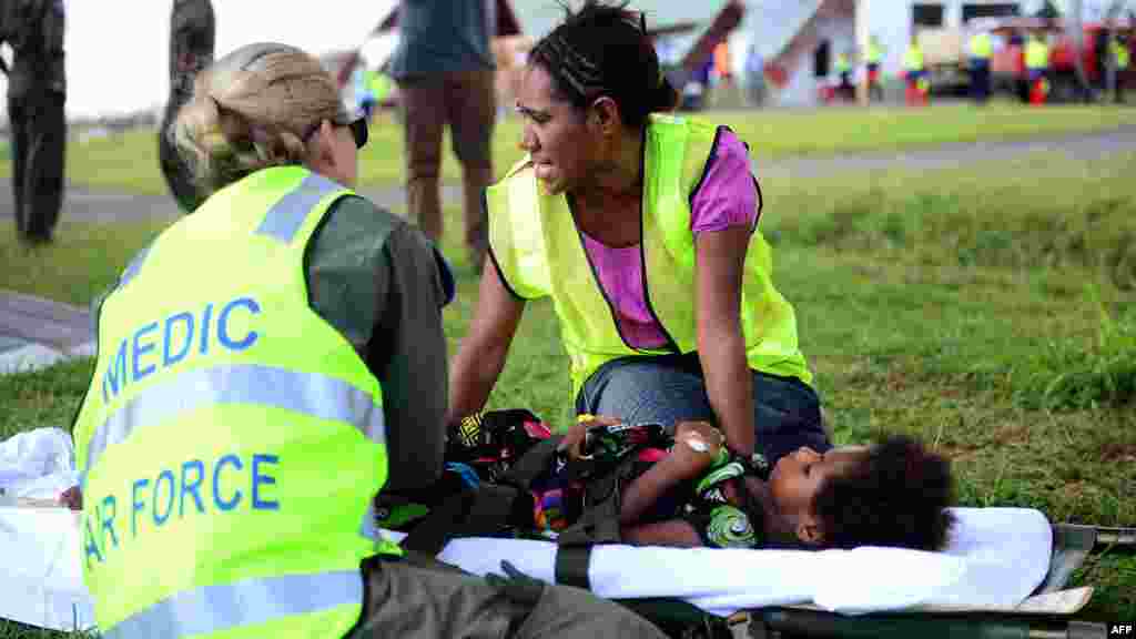 Des médecins australiens assistent une jeune fille après victimes du cyclone Pam, dans l&#39;ile Vanuatu de Tanna, le 18 mars 2015.