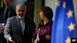 Menteri Luar Negeri Iran, Mohammad Javad Zarif (kiri) bersama Kepala Kebijakan Uni Eropa Catherine Ashton di Jenewa (10/11).