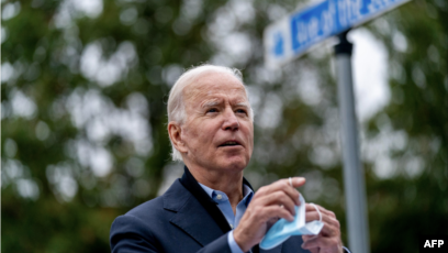 Kandidati demokrat Joe Biden heq maskën për t'u folur gazetarëve në shtetin Pensilvani (26 tetor 2020)