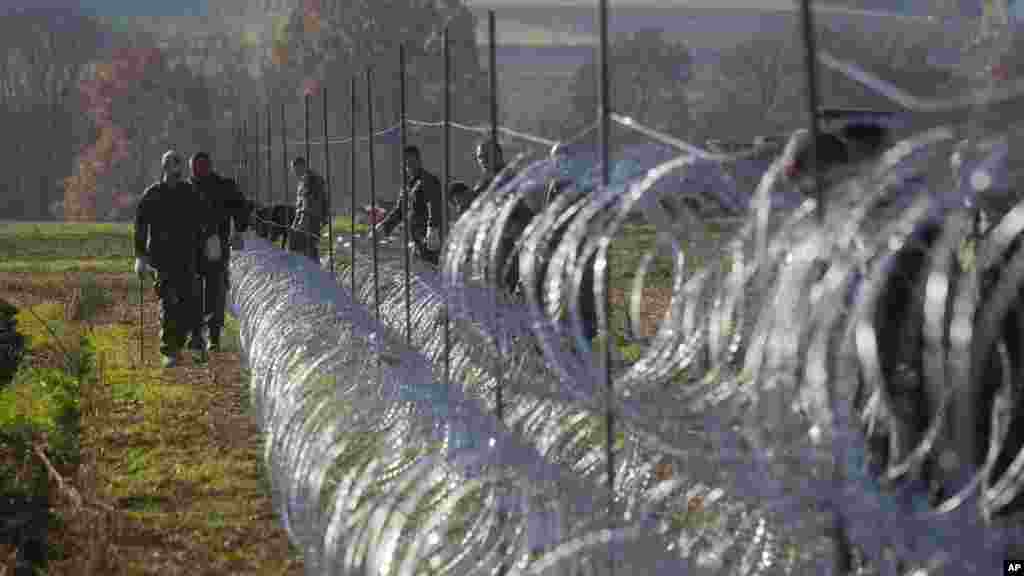 Une clôture en fil barbelé déployées par la police pour barrer la route aux migrants à la frontière croate, Gibina, Slovénie, &nbsp;11 novembre 2015.&nbsp;