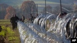 Les soldats slovènes ont érigé une clôture sur la frontière croate en Gibina, Slovénie, le 11 novembre 2015. 
