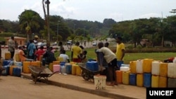 Residents of Yaounde queue daily for water near the presidential palace. (Courtesy UNICEF)