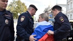 Policija privodi opozicionu kandidatkinju i advokaticu u Fondaciji za borbu protiv korupcije Ljubov Sobol pre nedozvoljenog skupa u centru Moskve prošle subote, 27. jula (Foto: AP/Dmitry Serebryakov)