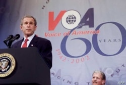 Rais George W. Bush akiongea katika sherehe za miaka 60th ya Sauti ya Amerika (VOA) Februari, 25, 2002, Ofisi za VOA Washington, DC.