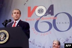 Президент США Джордж Буш-молодший виступає у «Голосі Америки», 2002 рік.