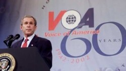 Президент США Джордж Буш-младший выступает в «Голосе Америки», 2002 год.