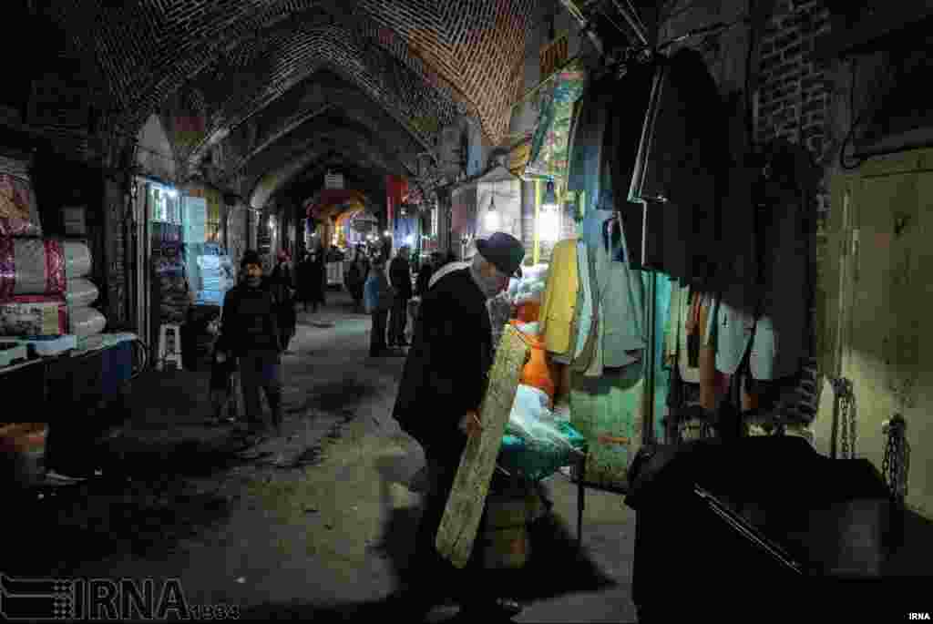 شب های بلند زمستان در بازار تبریز عکس: علی حامد حق دوست