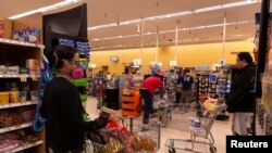 Các siêu thị ở Mỹ thuộc dạng dịch vụ thiết yếu vẫn phải mở cửa trong mùa dịch