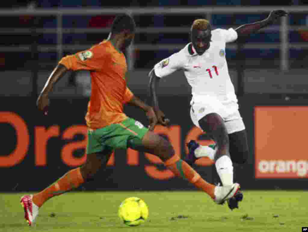 Stophira Sunzu of Zambia (L) challenges Dame N'Doye of Senegal during the African Nations Cup soccer tournament in Estadio de Bata "Bata Stadium", in Bata January 21, 2012. REUTERS/Amr Abdallah Dalsh (EQUATORIAL GUINEA - Tags: SPORT SOCCER)
