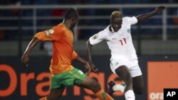 Stophira Sunzu of Zambia (L) challenges Dame N'Doye of Senegal during the African Nations Cup soccer tournament in Estadio de Bata "Bata Stadium", in Bata January 21, 2012. REUTERS/Amr Abdallah Dalsh (EQUATORIAL GUINEA - Tags: SPORT SOCCER)