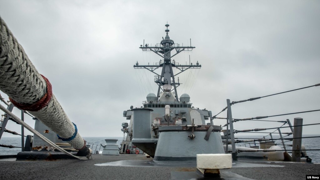 美国海军“柯蒂斯·威尔伯号”导弹驱逐舰2021年5月18日在台湾海峡执行例行任务。(美国海军照片)(photo:VOA)