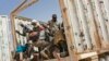 Des migrants montent dans un camion pour se diriger vers le nord, en Algérie, au poste frontière d’Assamaka, dans le nord du Niger, le 3 juin 2018.