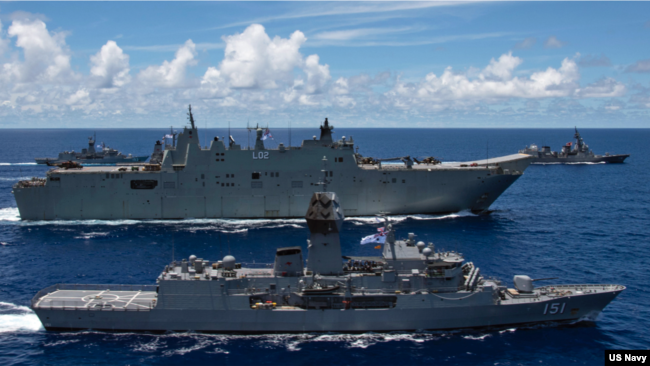 澳大利亚军舰加入美国和日本军舰在菲律宾海举行联合军演（美国太平洋舰队2020年7月21日照片）