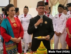 Duta Besar RI untuk Amerika Mahendra Siregar dan istri dalam pemotongan tumpeng 17 Agustus 2019 di Wisma Indonesia, Washington, D.C.(Photo: VOA/Made Yoni).