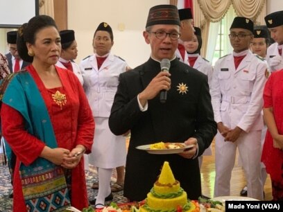 Duta Besar RI untuk Amerika Mahendra Siregar dan istri dalam pemotongan tumpeng 17 Agustus 2019 di Wisma Indonesia, Washington, D.C.(Photo: VOA/Made Yoni).