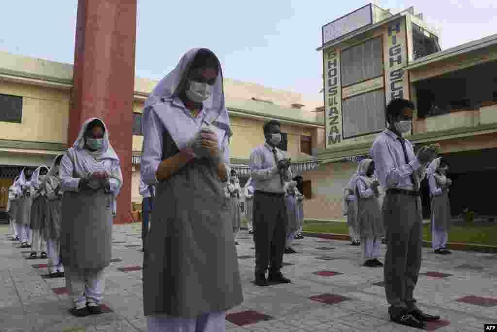 ایک اسکول میں اسمبلی کے دوران طلبہ فاصلے فاصلے پر کھڑے ہیں۔
