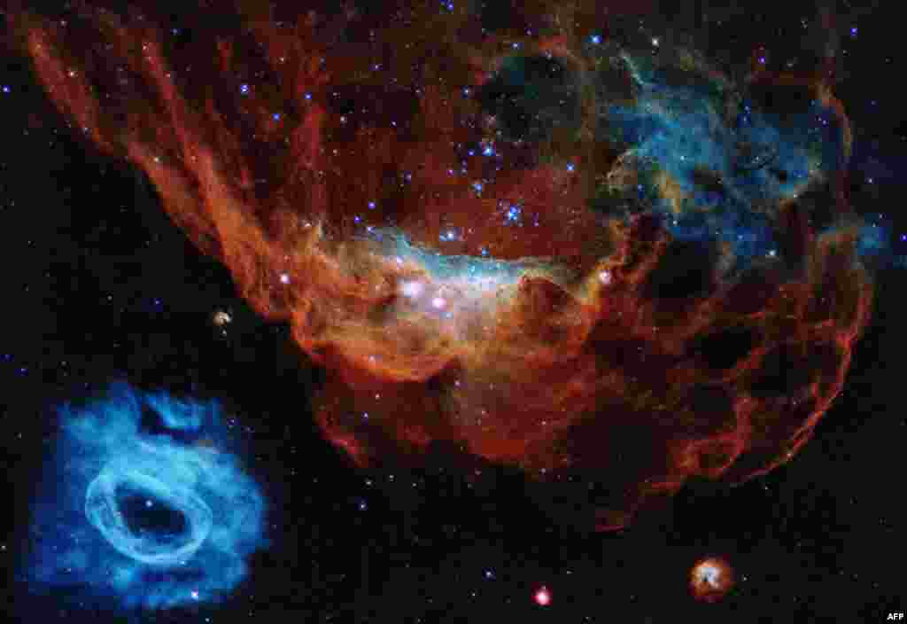 រូបថត​ពី​ទីភ្នាក់ងារ​អវកាស​អឺរ៉ុប បង្ហាញ​ឧទាហរណ៍​មួយ​នៃ​ផ្ទៃ​ខាង​ក្រៅ​នៃ​អវកាស ដែល​ថត​បាន​ដោយ​កែវ​យឹត&nbsp;NASA/ESA Hubble Space Telescope ក្នុង​ចម្ងាយ ៣០​ឆ្នាំ​ពន្លឺ។