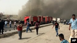 巴格達星期四上午發生兩宗自殺汽車炸彈襲擊後，現場升起濃煙。