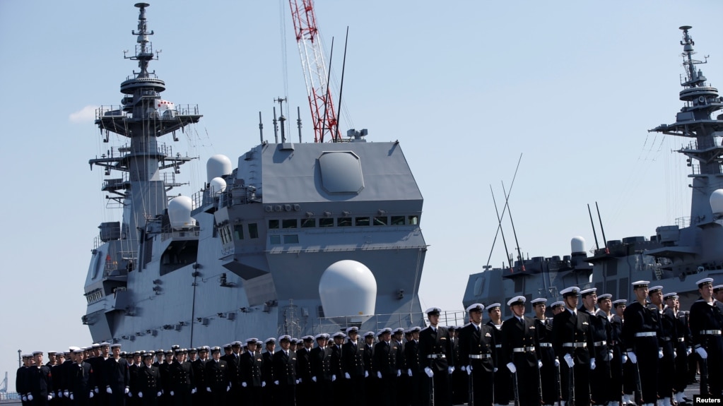 Các thành viên của Lực lượng tự vệ quốc phòng hải quân tham dự lễ trao hàng không mẫu hạm trực thăng lớp Izumo DDH-184 Kaga tại Yokohama, Nhật Bản, ngày 22/3. 