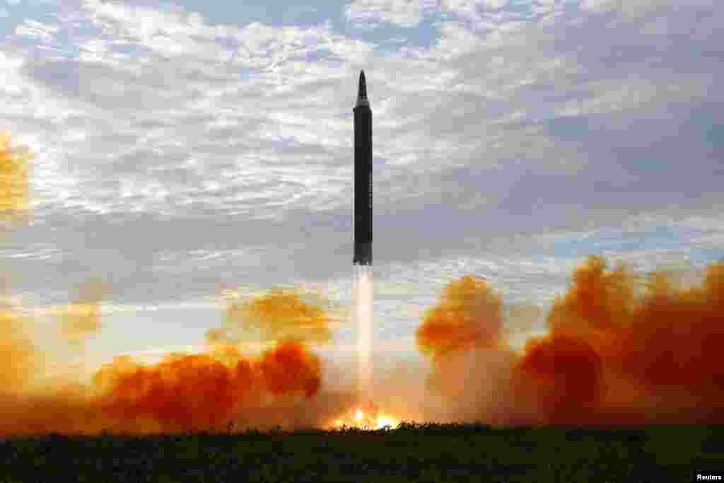 북한이 지난 15일 실시한 화성-12 미사일 발사 장면을 관영 조선중앙통신이 하루 만에 공개했다. 화성-12 미사일은 이동식발사차량에서 분리되지 않고, 그대로 세워진 후 발사됐다.