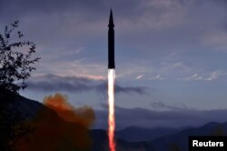 북한 국방과학원은 28일 오전 자강도 룡림군 도양리에서 새로 개발한 극초음속미사일 '화성-8형' 시험발사를 진행했다며 사진을 공개했다.