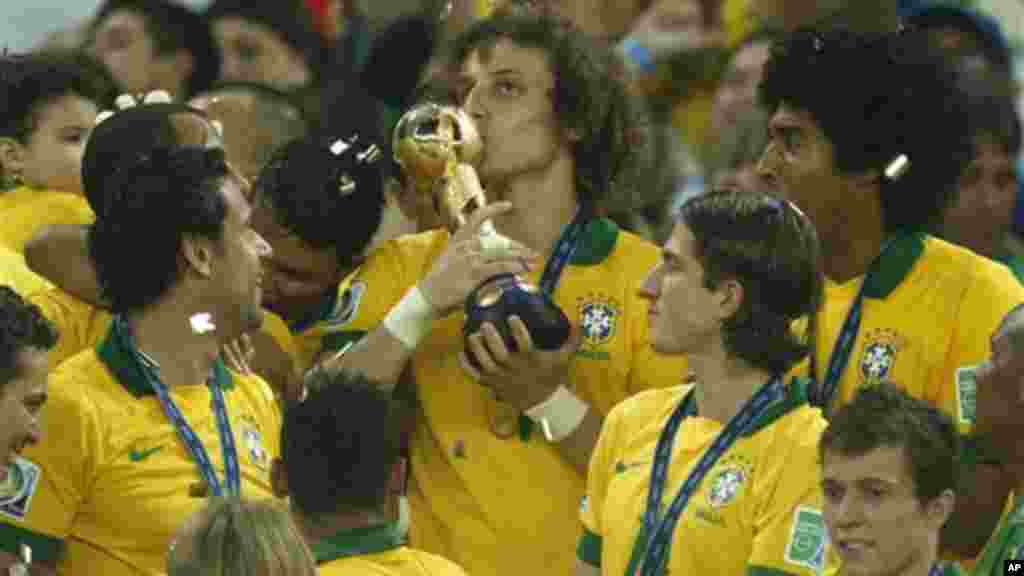 David Luiz beija o troféu após a equipa brasileira ter conquistado a Taça das Confederações, numa final que opôs Brasil à Espanha, no estádio do Maracanã.