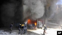 Photo fournie par les Casques blancs d'un bombardement dans la Ghouta, banlieue de Damas, le 20 février 2018 