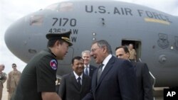 U.S. Defense Secretary Leon Panetta ကမ္ဘောဒီးယားနိုင်ငံ ကို ဆိုက်ရောက်စဉ်။ (နိုဝင်ဘာ ၁၆၊ ၁၂။)