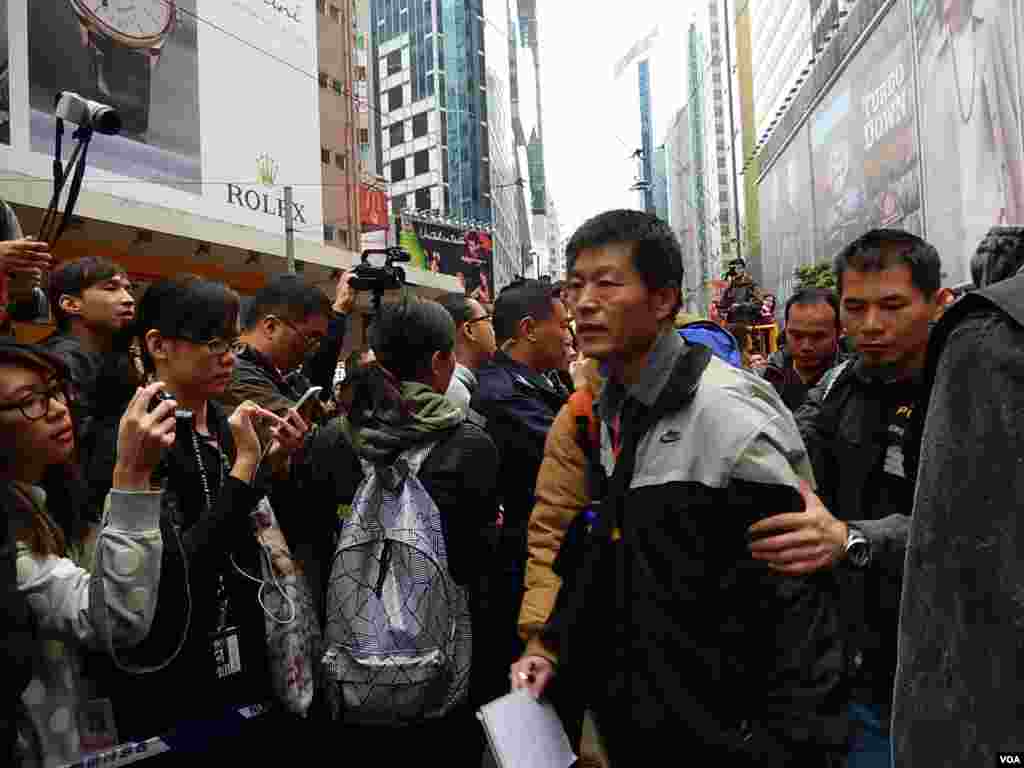 從北京來香港支持雨傘運動的王登耀，在銅鑼灣佔領區清場時再次被警察拘捕 