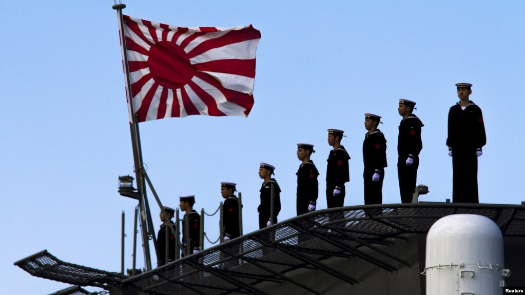 日本海军准航母出云号准备离开日本横滨造船厂。（资料照：2015年3月）(photo:VOA)