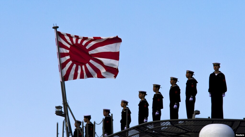 2015年3月25日，日本海军站在即将起航的出云级护卫舰甲板上，即将驶离东京南部的横滨日本联合海上造船厂。