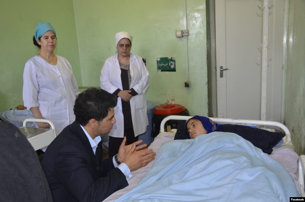 داکتر آرین در شفاخانه ملالی در دیدار با یکی از بیماران 