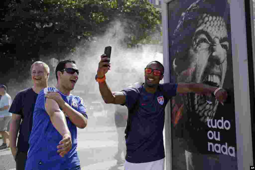 Um fã americano também quis captar a sua dentada no muppi, no Rio de Janeiro 