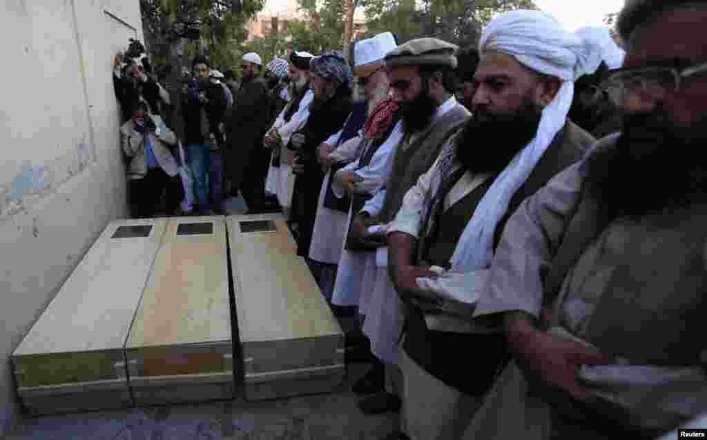 ہلاک ہونے والے تین افراد کی اجتماعی نمازِ جنازہ اتوار کو راولپنڈی میں ادا کی گئی۔