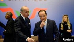 法國總統奧朗德(右)和法國外長法比尤斯(左)﹐12月6日出席在巴黎舉行的非洲安全會議。