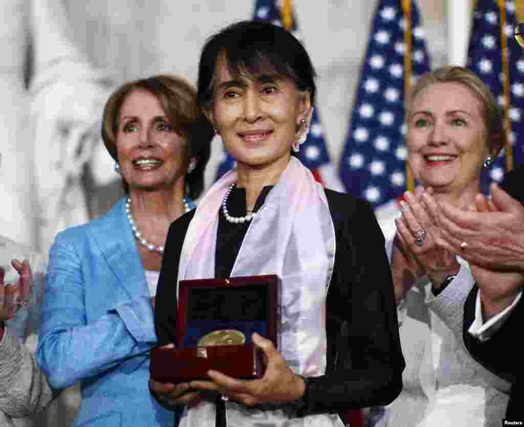 Aung San Suu Kyi mendapat penghargaan Medali Emas Kongres. 
