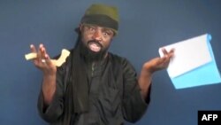 Le chef Boko Haram, Abubakar Shekau, est apperçu sur cette image prise d’une vidéo provenant du groupe islamiste le 18 février 2015, faire une déclaration dans un lieu inconnu.