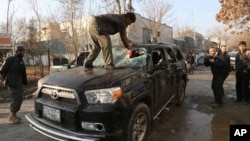 Một chiếc xe bị hư hại sau vụ tấn công tại Kabul, Afghanistan.