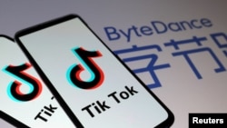 Logo TikTok di depan logo ByteDance dalam foto ilustrasi, 27 November 2019. (Foto: Reuters)
