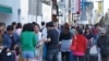 在东京繁华闹市银座，现在每天到处都是拖着皮箱“爆买”的中国游客