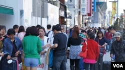 在东京繁华闹市银座，现在每天到处都是拖着皮箱“爆买”的中国游客
