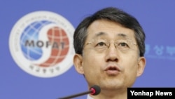 조태영 한국 외교통상부 대변인이 8일 외교통상부 청사에서 북한 핵실험에 대한 유엔 안전보장이사회의 대북제재 결의 2094호 채택에 대한 관련 브리핑을 하고 있다.