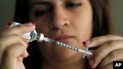 Džudit Garsija, obolela od dijabetesa priprema injekciju insulina za sebe (arhiva)