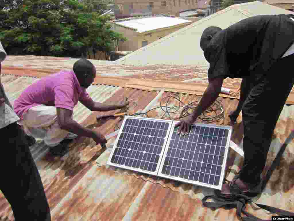 На даху клініки встановлюється сонячна батарея. (Фото We Care Solar)