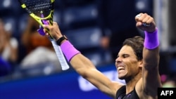 Rafael Nadal dari Spanyol merayakan kemenangannya atas Matteo Berrettini dari Italia selama pertandingan Semi-final Tunggal Putra mereka di AS Terbuka 2019 di Pusat Tenis Nasional Billie Jean King di New York pada 6 September 2019. (Foto: AFP/Johannes Eisele )