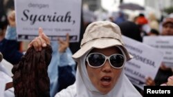 Beberapa perempuan Indonesia mengikuti aksi unjuk rasa pendukung kelompok Hizbut Tahrir di Jakarta, menuntut penerapan hukum Syariah di Indonesia (foto: dok). 